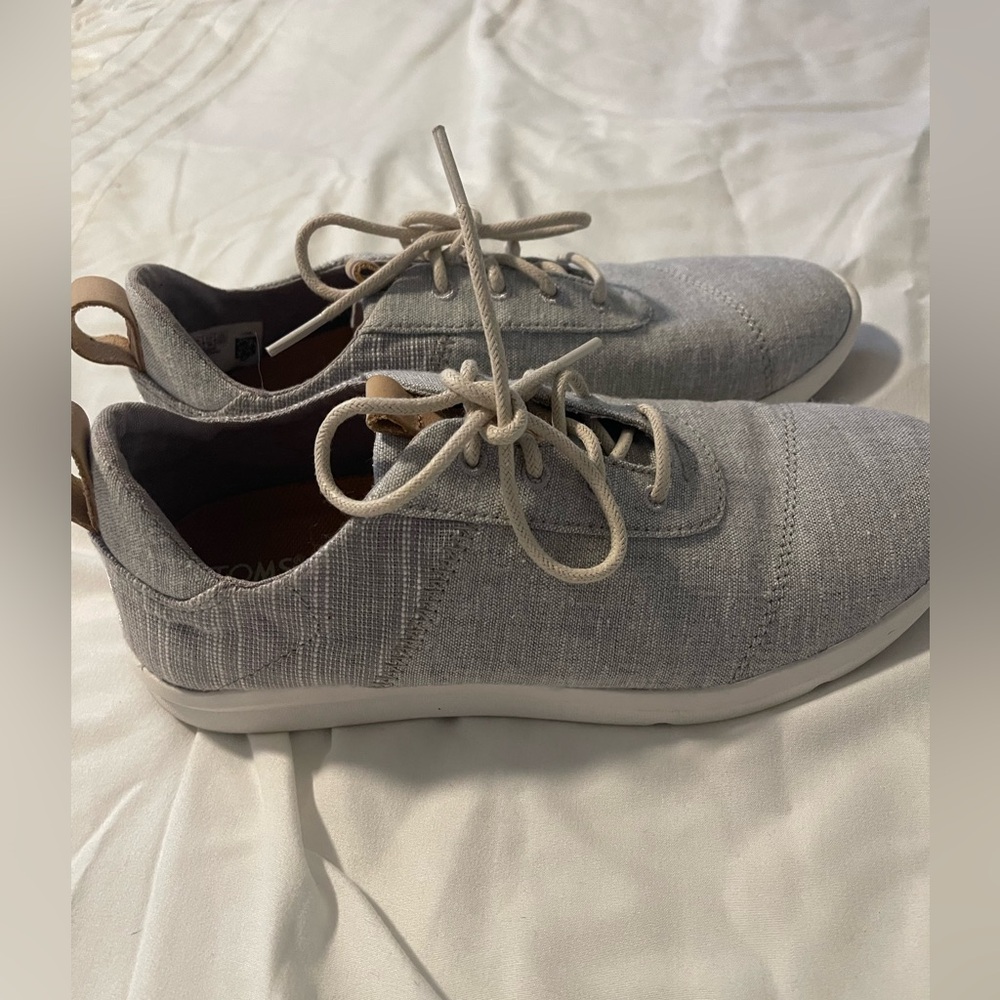 Women’s Tom’s lace up shoes size 7.5